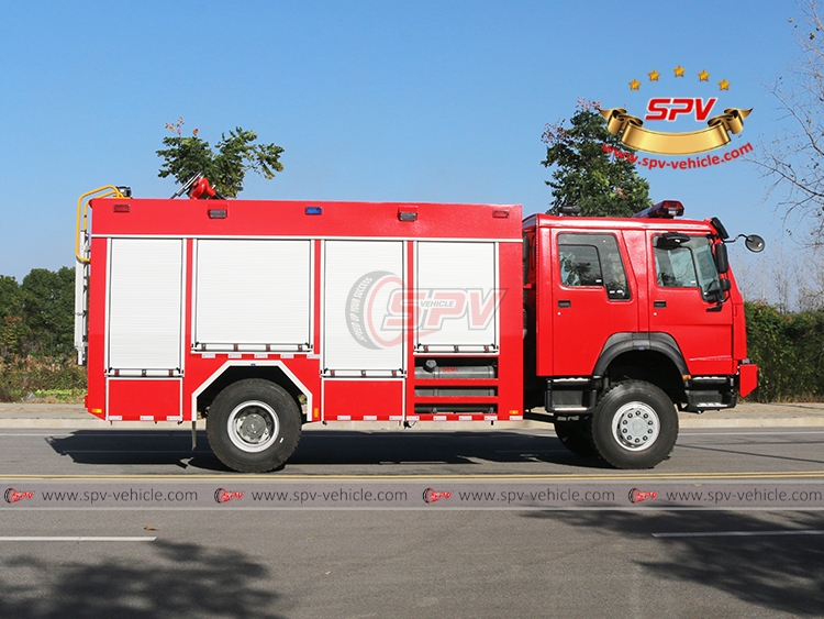 4X4 Off-road Foam Fire Truck Sinotruk - Right Side View